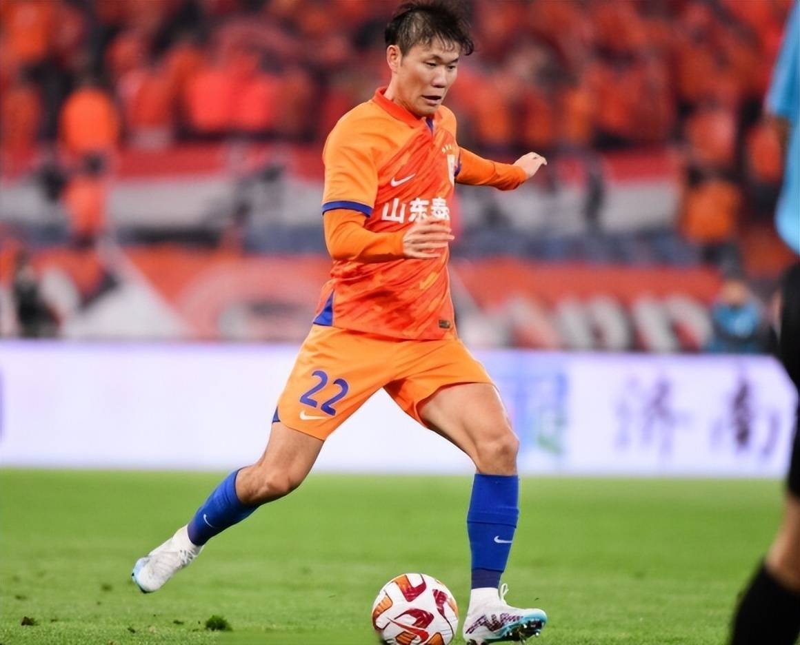 佼者, 后腰位置佼